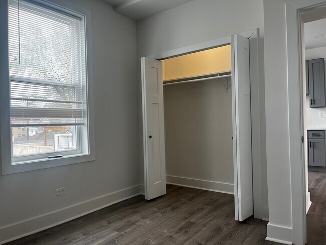 Building Photo - 5319 N Damen Ave