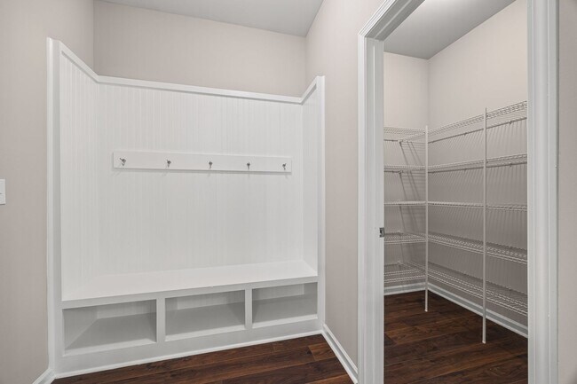 Building Photo - Spectacular 5 Bedrm, 3.5 Bath in the gated...