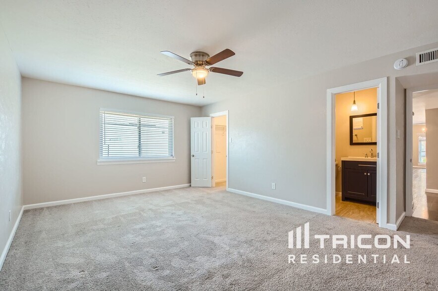 Building Photo - 8813 Willowbrook Dr