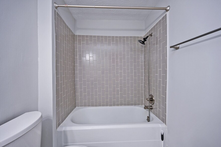 Building Photo - 2226 Kemper Ln