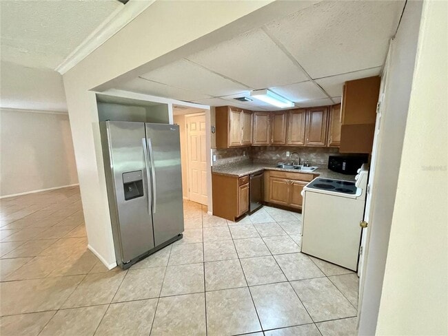 Building Photo - 4/2.5 Condo with beautifully updated kitchen, in Sarasota, location is Ideal!!
