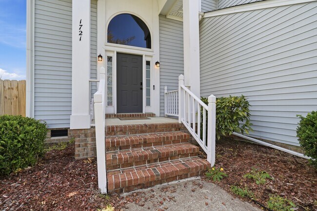 Building Photo - 1721 Chestwood Dr