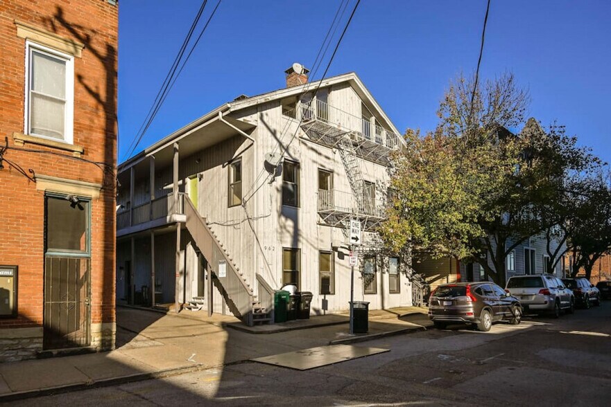 Building Photo - 964 Pavilion St