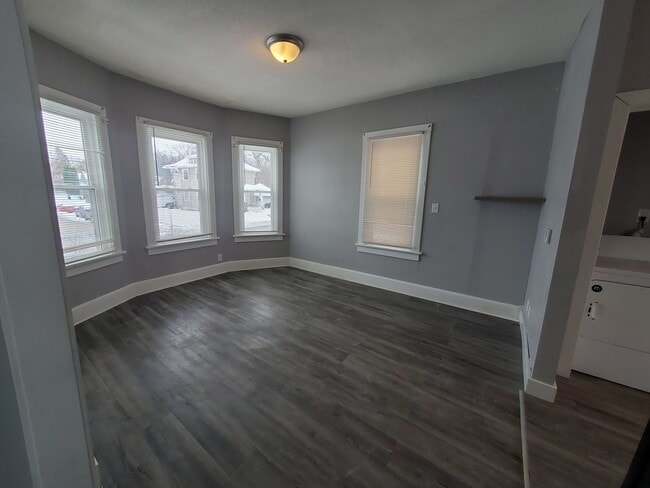 Building Photo - 2 Bedroom 1.2 bath in Moline