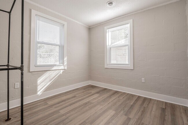 Building Photo - Charming Apartment Downtown Columbia - Housing Vouchers Accepted!