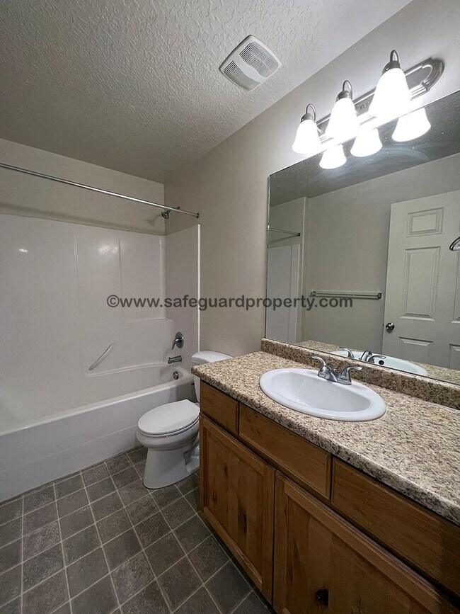 Building Photo - Wonderful 3 Bedroom Condo in Sandy