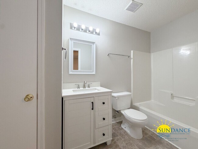 Building Photo - Newly Renovated 3 Bedroom Townhouse in Fort Walton Beach!