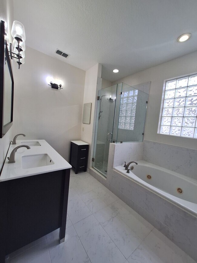 Building Photo - Charming 3-Bedroom Home with Spacious Back...