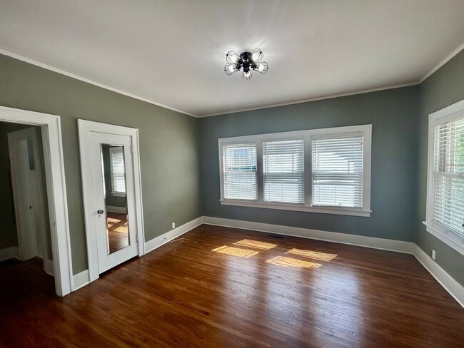 Building Photo - Absolutely stunning 1921 Craftsman style b...