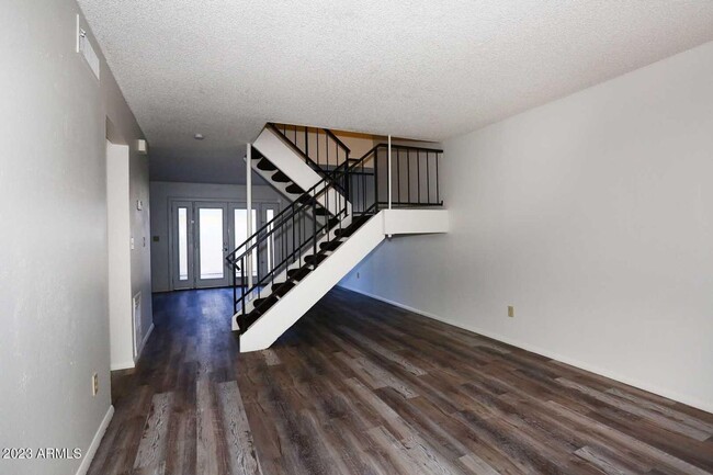 Building Photo - Gorgeous 4-bedroom, 3-bath townhouse near ...