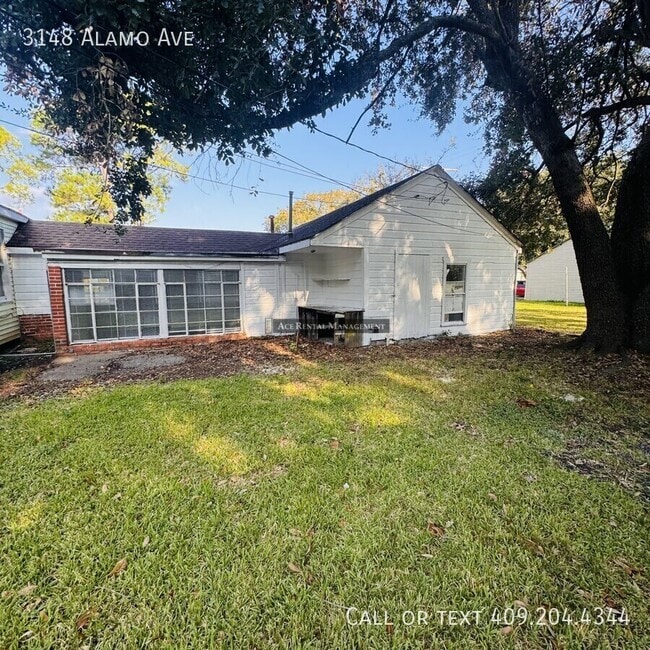 Building Photo - 3148 Alamo Ave