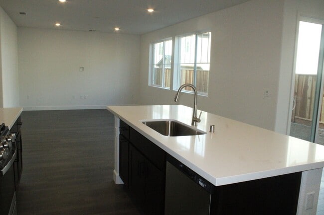 Building Photo - 4 Bedroom / 3 Bath House with Solar in San Marco Community-Close to Bart!