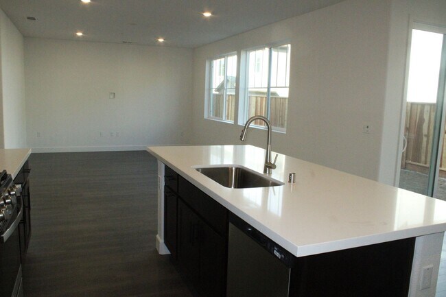 Building Photo - ***PENDING*** 4 Bedroom / 3 Bath House with Solar in San Marco Community-Close to Bart!