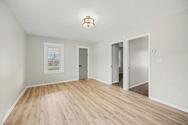 Building Photo - Updated 3BR Upper Unit with Garage Parking and Porch