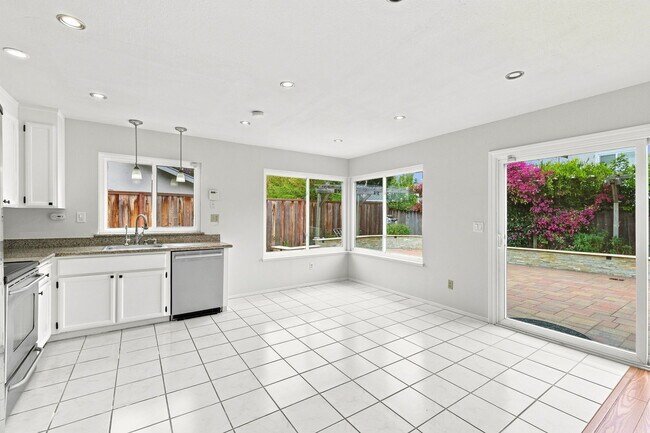 Building Photo - 33588 Bardolph Cir