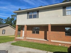 Building Photo - 818 Robin Hood Trail