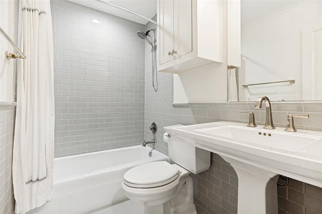 Building Photo - 6544 Valleybrook Dr