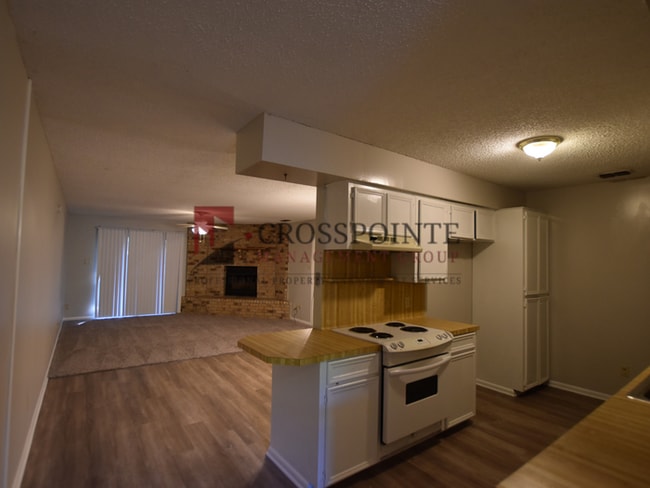 Building Photo - Adorable 3-bedroom, 2-bath duplex with 2-car garage in The Highlands Addition