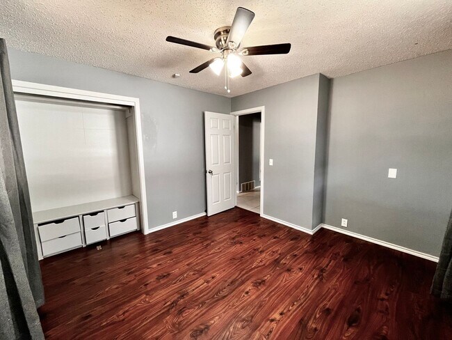 Building Photo - Amazing 4/2.5 in Prime Location! Minutes from Texas Tech and Hospitals!