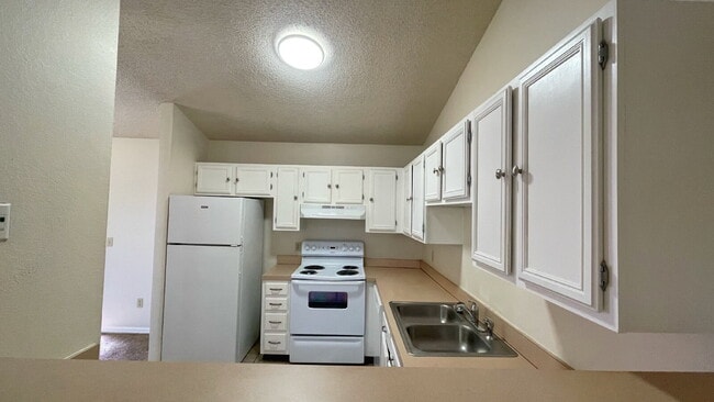 Building Photo - Coming Soon! Davis Shores Townhouse