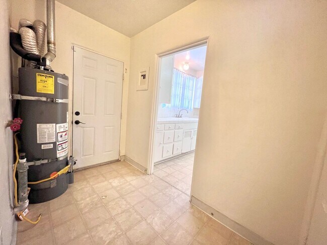 Building Photo - Cozy 2-Bedroom Home in San Bernardino $2,6...