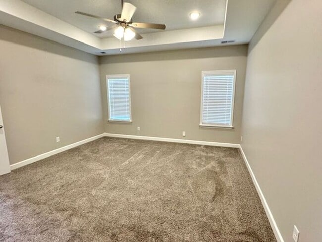 Building Photo - Now Leasing a 5-bedroom 3 bath home in Hor...
