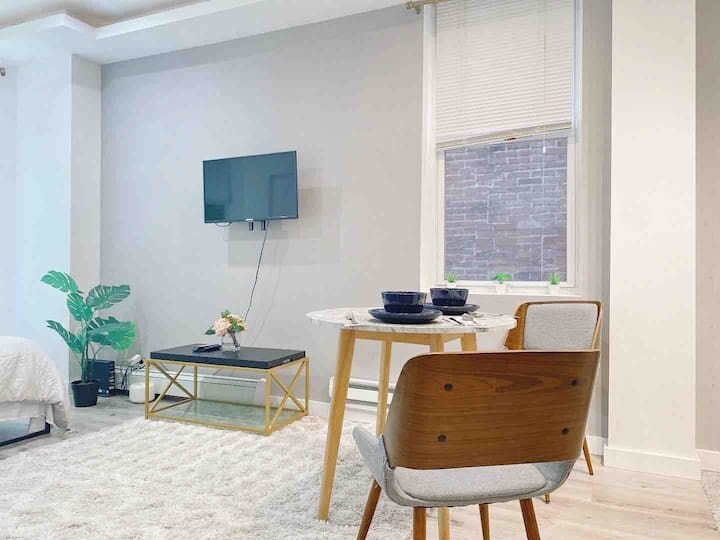 Building Photo - 2402 Spruce St