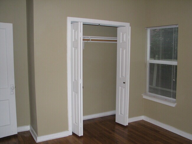 Building Photo - UT PRE-LEASE: North Campus 6 bed / 3 bath Remodel, High-End Kitchen Features SS Appliances, Wood ...