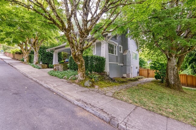 Building Photo - Stunning Portland Heights Craftsman for Re...