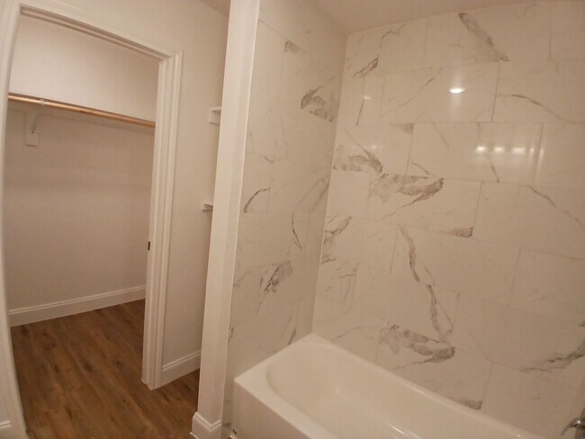 Building Photo - 729 Oak Landing Cir