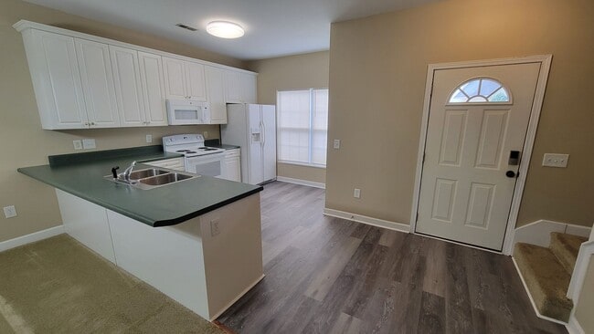 Building Photo - AVAILABLE NOW, $900 OFF FIRST FULL MONTH O...