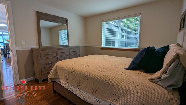 Building Photo - Huge waterfront home, fully furnished, boa...