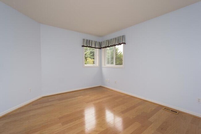 Building Photo - 4 bedroom in Kirkland WA 98033