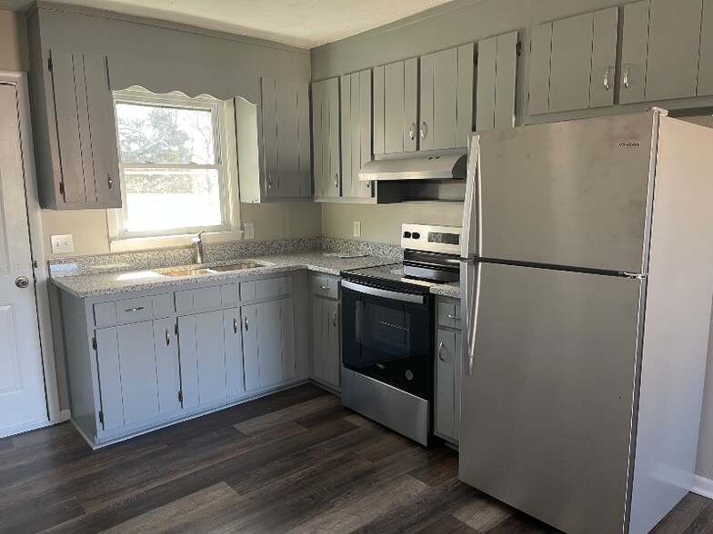 Building Photo - 305 Houseal St