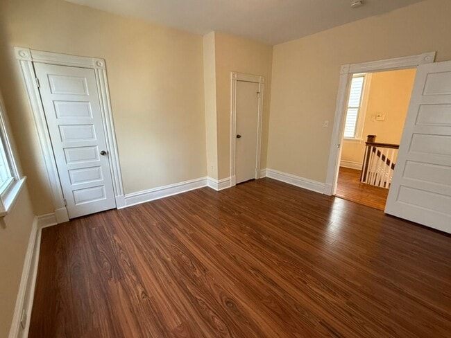 Building Photo - Spacious 3BR / 2BA apartment with ensuite bath and in-unit laundry