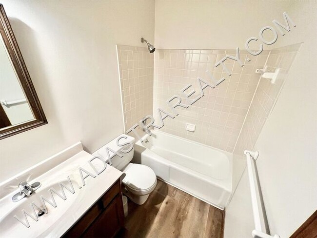 Building Photo - Spacious Duplex in Blue Valley-Available NOW!!