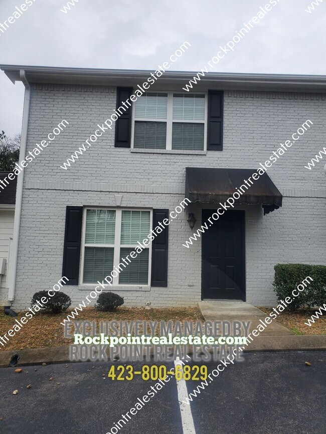 Building Photo - 3 Bedroom 2 Bath Townhouse
