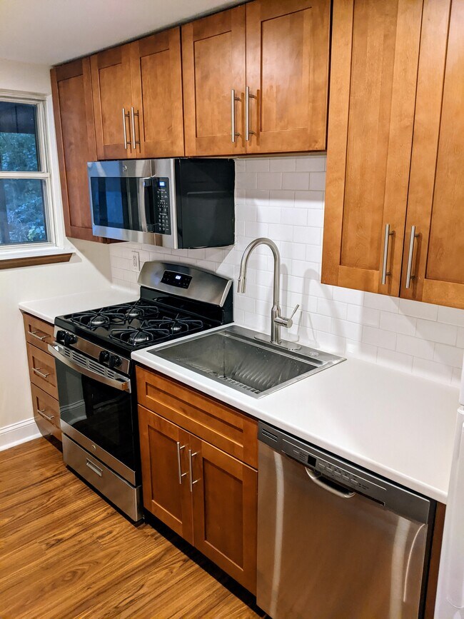 Building Photo - 736 E Railroad Ave