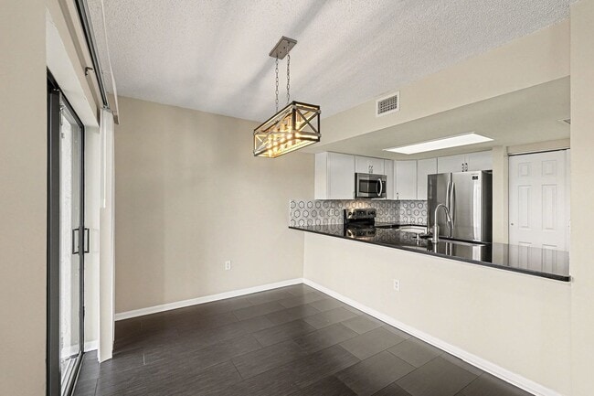 Building Photo - 1011 Clearmont St NE