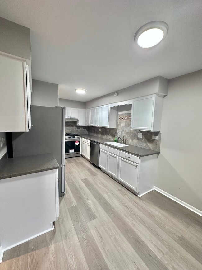 Building Photo - 652 E Whispering Oaks Ct