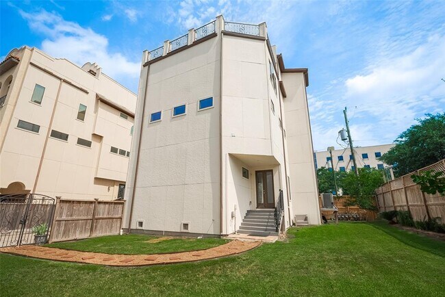 Building Photo - 1806 W 25th St