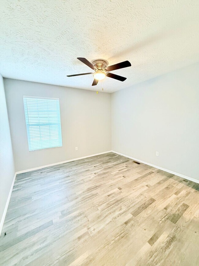 Building Photo - Bent Tree Subdivision - 4 BR - 2 Living Areas - 3 Car