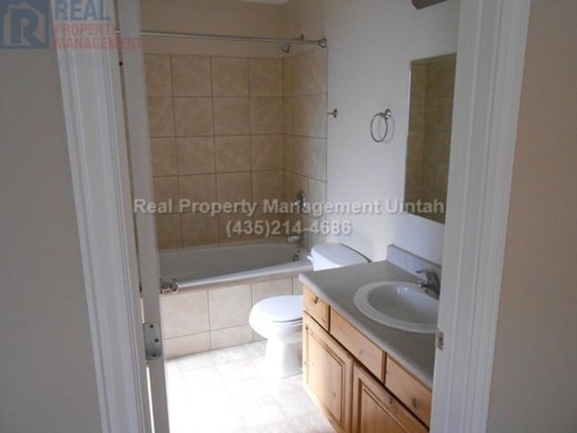 Building Photo - 4 Bedroom 2.5 Bathroom Home