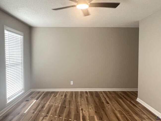 Building Photo - 221 Jefferson Cir