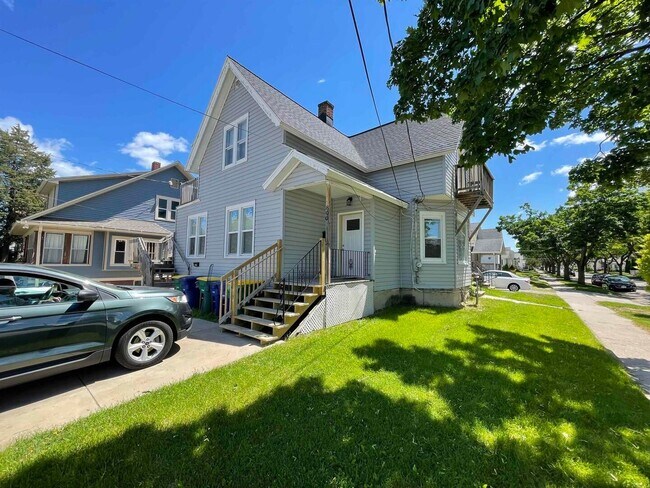 Building Photo - HEAT & ELECTRIC INCLUDED! 1 Bed 1 Bath Lower Unit