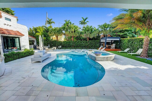 Building Photo - 614 Poinciana Dr