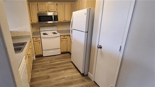 Building Photo - 555 E Silverado Ranch Blvd
