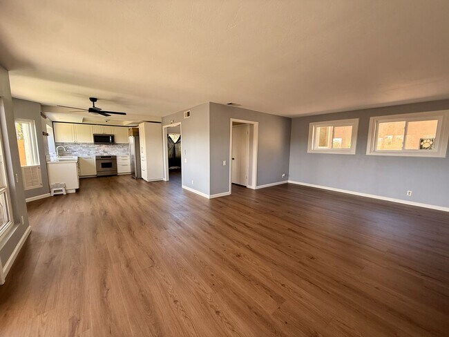 Building Photo - Large 3 bedroom home in quiet neighborhood cul-de-sac with amazing views
