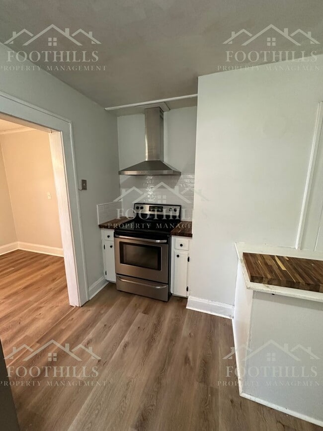 Building Photo - 1 Bedroom + Bonus Room Duplex with Storage...