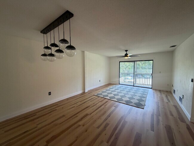Building Photo - 3800 Saxon Dr